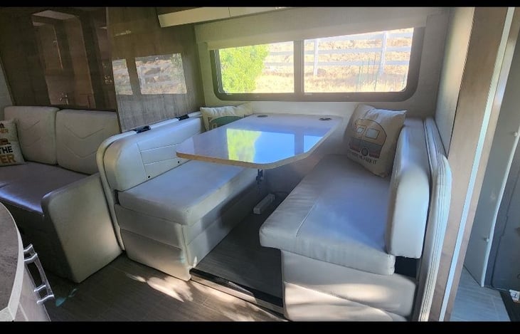 In this wide kitchen dinette, you can enjoy dinner with up to 6 people! The soft cushions ensure a comfortable seating, while also being easy to clean if you spill something on it.