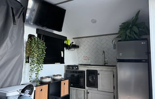 Under 5,000lbs, pet friendly, toy hauler sleeps 4
