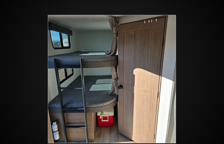 🏰 The Ultimate Kid Command Center
Doubled the fun with our clever bunk setup! Whether they choose the cozy bottom bunk for easy access or claim the top bunk as their own private, high-altitude lookou