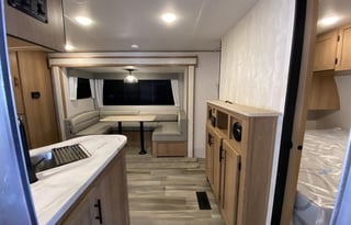 2022 Avenger 24bhs (Double Size Bunks)