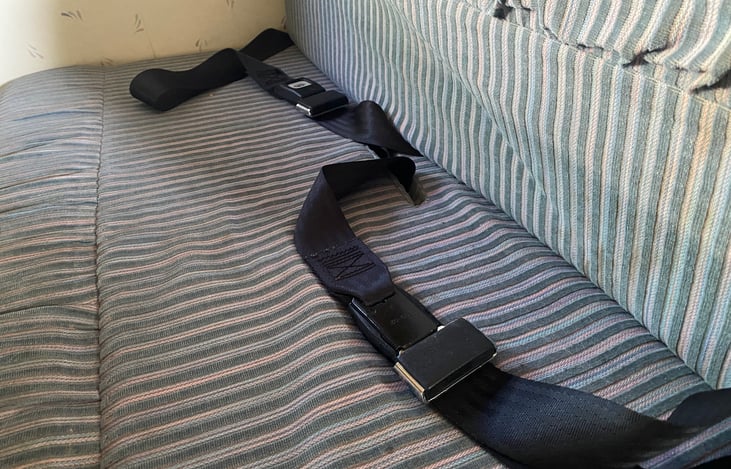 The Winne has four lap belts for passengers and a shoulder belt for the passenger next to the driver. It has seatbelts for up to five passengers and the driver (a total of six).