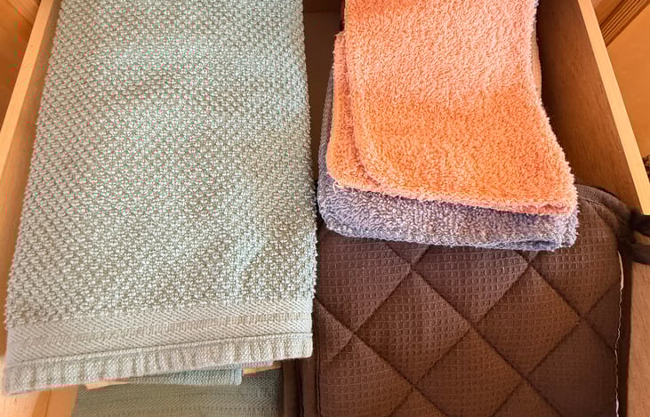 Fresh towels, dish cloths, and hot pads included—everything you need for a comfortable and easy stay 🧺🍳