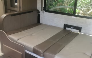 2021 Thor Motor Coach Quantum SE SE22 Ford