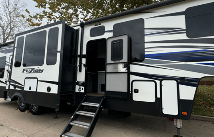 GIANT 39 ft. Toyhauler with patio on the back that comes down!! PERFECT for a large family!
