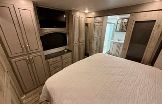 Keystone Alpine 3700FL ***1.5 bath and King Bed***