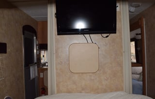 Beautifully updated 2006 Jayco Jay Flight with comfy queen and bunks! - Huge slideout