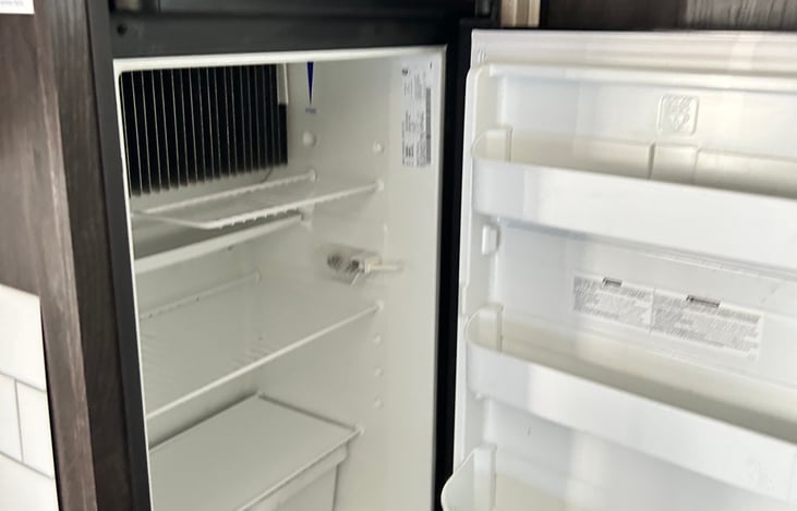 Refrigerator with plenty of space. Separate freezer above