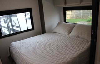 Cozy 23' Class C Motorhome | Sleeps 5