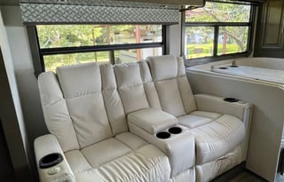 Sam & Kate’s Kid Approved RV Rental w/2 bathrooms