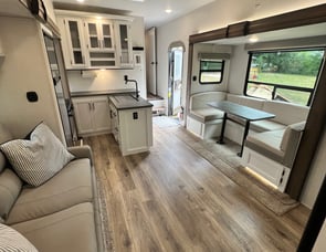 Prime Time RV Crusader LITE 33BH