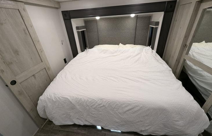 Rest easy in the King Suite. Features a massive wardrobe, stackable washer/dryer prep, and a dedicated master bath. Large windows and premium bedding make it a private, five-star sanctuary.