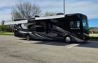 Beautiful 2021 Thor Palazzo 37.4 with all you need
