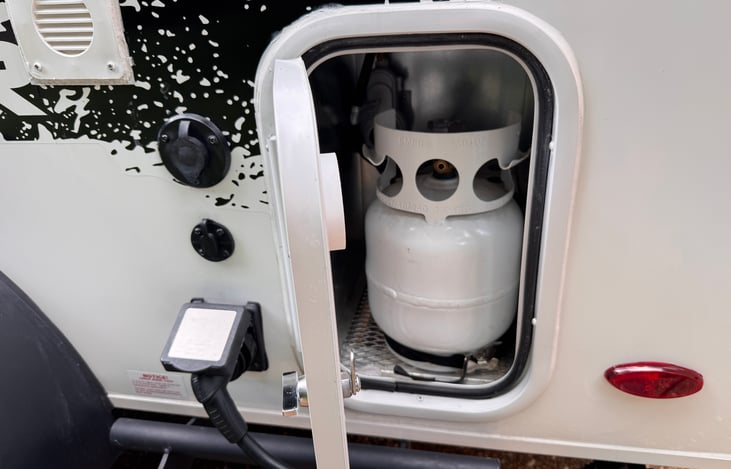 When your camping spot has hookups, you'll have access to gas, electrical connection, and city water supply. For off-grid camping, you can rely on gas, 12V power, and an onboard 8.5-gallon water tank.