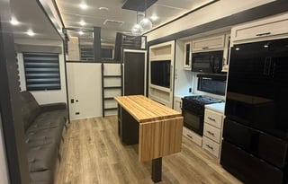 Luxury Camping Experience | Spacious Sabre 36DBB