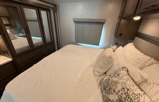 Thor Hurricane 34R ***King Bed & Washer/Dryer***
