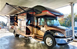 37:Luxury SuperC Diesel-Freightliner-3Slide-Sleep9