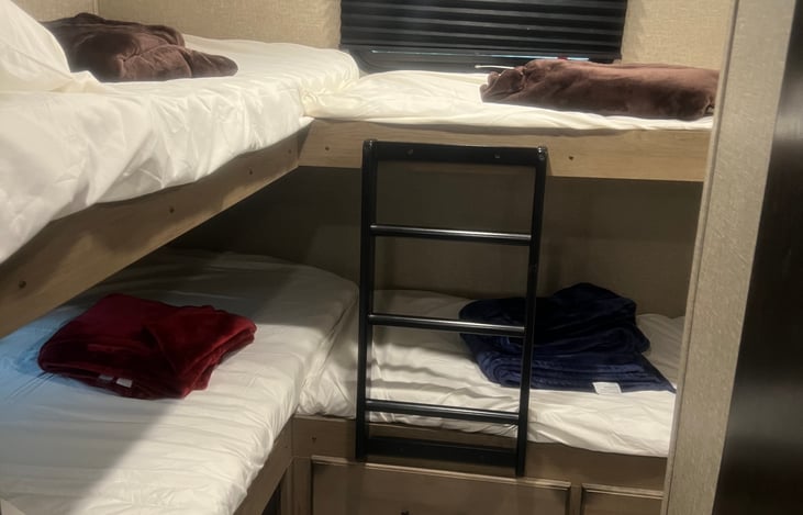 Bunkhouse with 4 pillows and 4 blankets