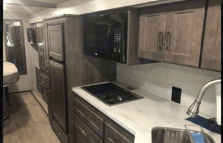 Class A Winnebago Adventurer - OMNE1021