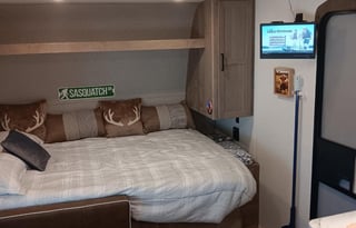2025 20' Bunkhouse with Front RV Queen Bed, Cute!