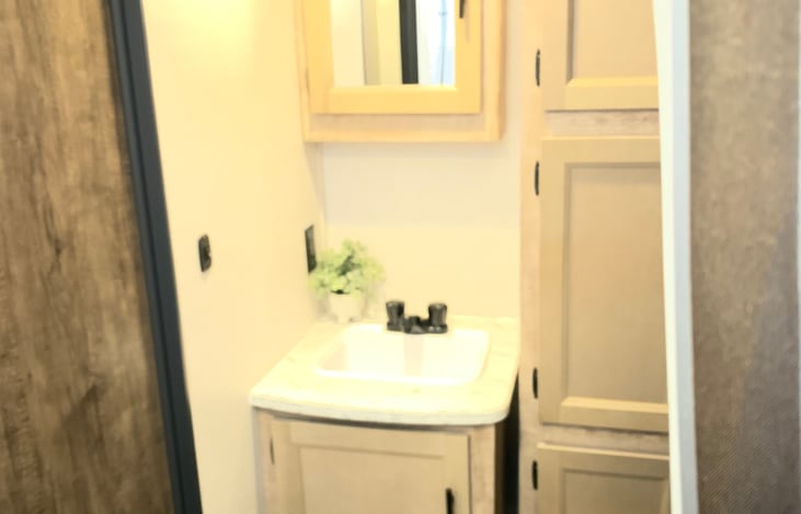Master bath with linen closet