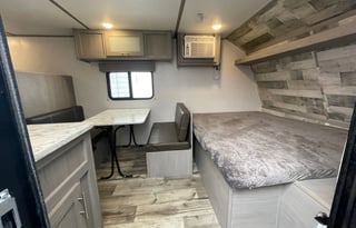 Dutchmen Coleman 17B Camper - Lightweight!