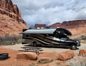 Thor Motor Coach Four Winds Super C 33SW