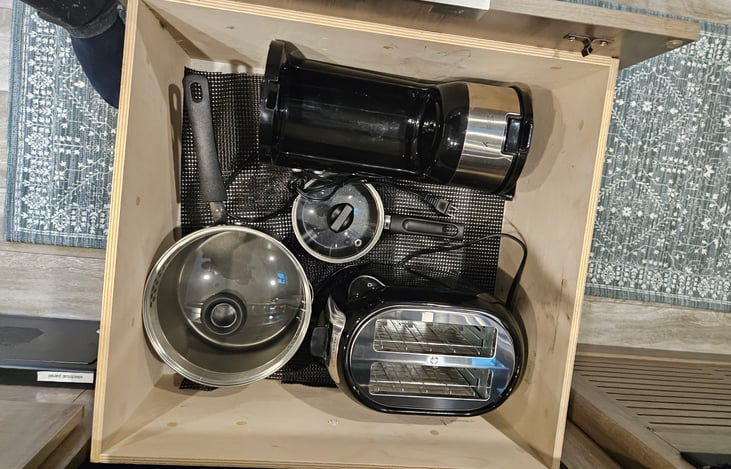 Minor appliances, pots & pans included with rental