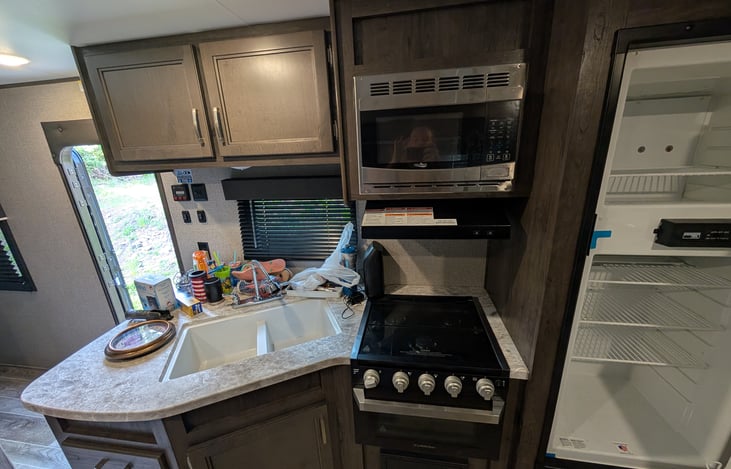 Kitchen sink/stove/microwave/fridge