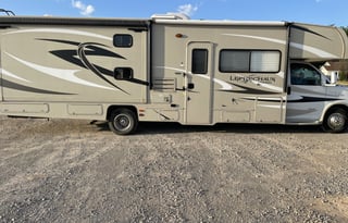 2014 Coachmen RV Leprechaun 320BH Chevy 4500