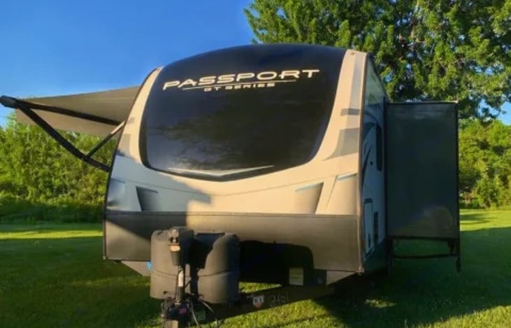 Known for its "Grand Touring" features, it includes premium upgrades like a vaulted ceiling, power stabilizing jacks, and an outdoor kitchen.