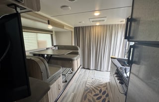 Cozy Winnebago - Ready for Adventure!
