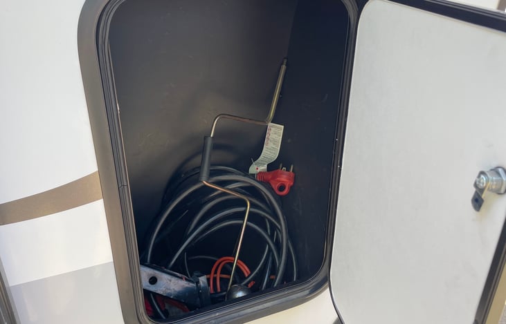 20 amp and 30 amp power cables, 2-5/16 hitch, stabilizer jack tool.