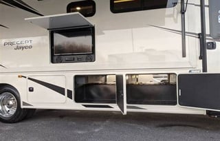 Adventure awaits you in this beautiful Jayco RV