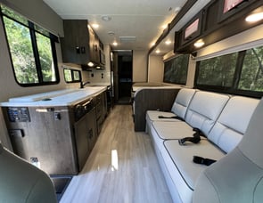 Coachmen RV Leprechaun Premier 319MB Ford 450