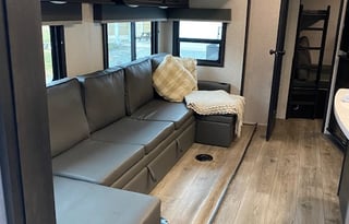 Happy Glamping in the Open Range with 1 1/2 baths!