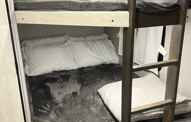 Bunks with four pillows and two quilts