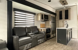 2022 Cherokee Arctic Wolf Suite 3660