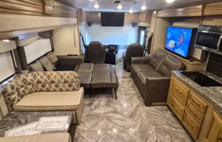 Luxury Disel Push, sleeps 8, 1.5 bath, washer &dry