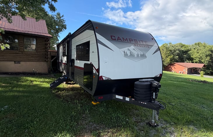 Lots of storage, 2 propane tanks, easy automatic jack stand