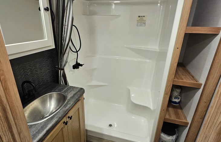 Large shower and to s for storage