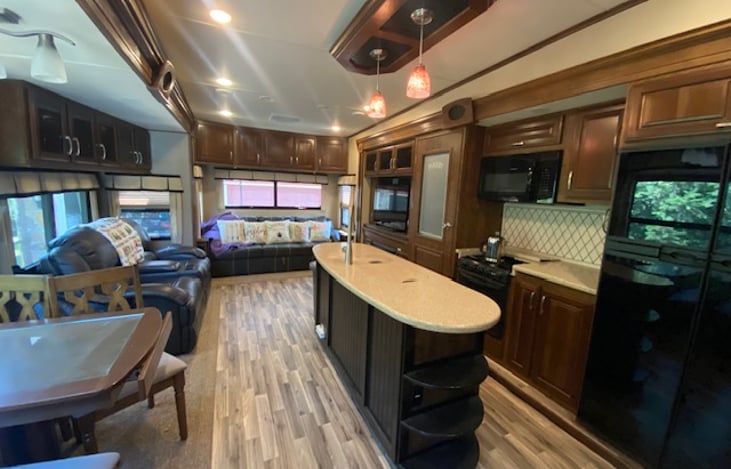 Living area w/ queen size couch pull out