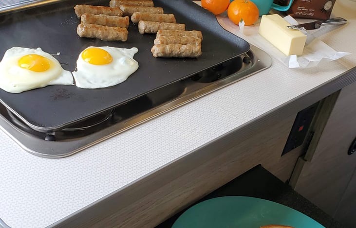 A fully equipped kitchen at the ready