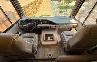 33 ft motorhome - sleeps 6