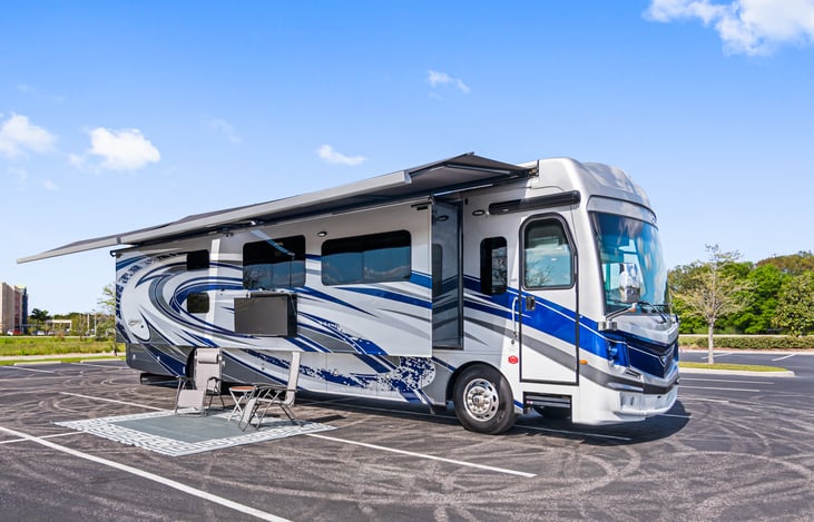 You’ll love the full length one touch power awning that covers you as you watch tv or the sunset.
