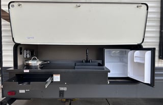 2019 Palomino Puma w Outdoor Kitchen Sleeps 10