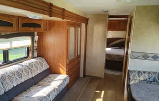 25' JAY FLIGHT SLEEPS 6 COMES FULLY STOCKED