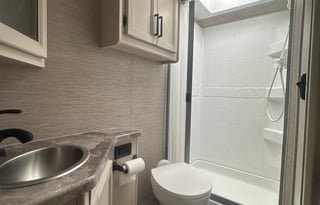 C8: NEW 2022 Thor LUXURY BIG Bed,8 Sleeper,Solar