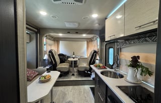 2020 Thor 25' Axis Motorcoach with eBike option