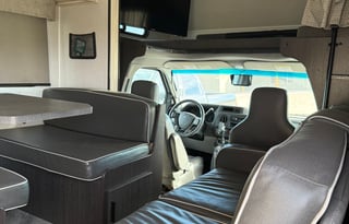 Spacious 32’ RV – Your Home Away From Home!