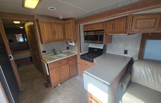 2006 Winnebago Adventurer 38Q